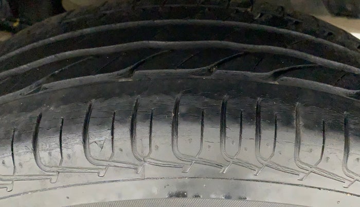 2011 Toyota Corolla Altis G CNG, CNG, Manual, 53,670 km, Left Rear Tyre Tread