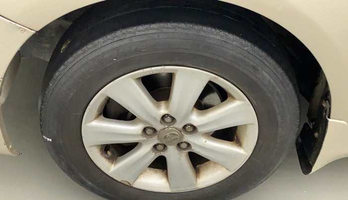 2011 Toyota Corolla Altis G CNG, CNG, Manual, 53,670 km, Left front tyre - Minor crack