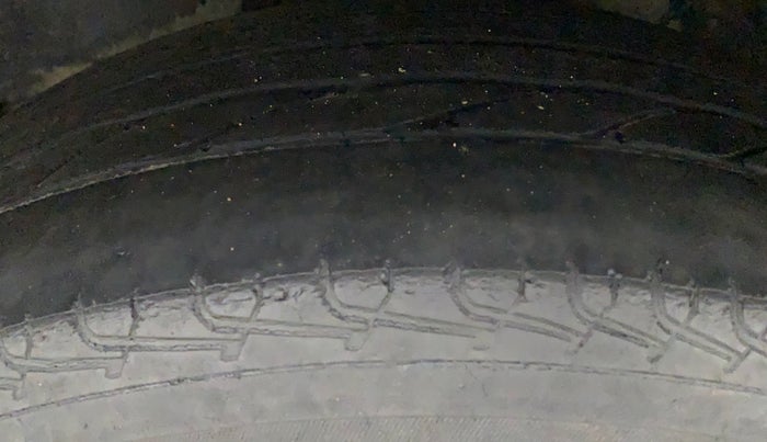 2011 Toyota Corolla Altis G CNG, CNG, Manual, 53,670 km, Left Front Tyre Tread