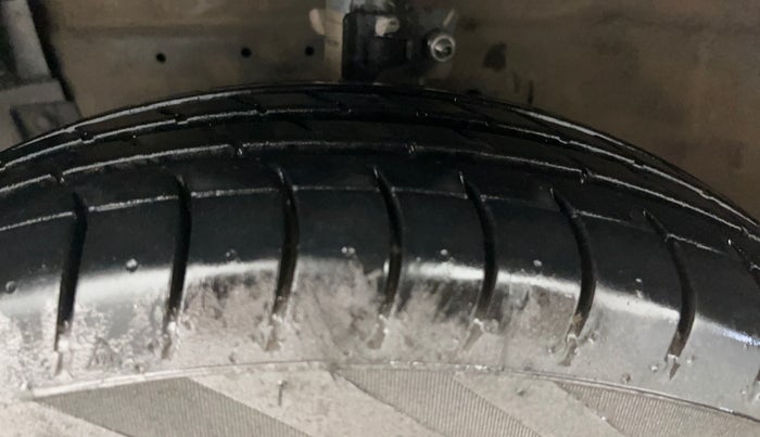 2016 Maruti Swift VXI, Petrol, Manual, 55,567 km, Left Front Tyre Tread