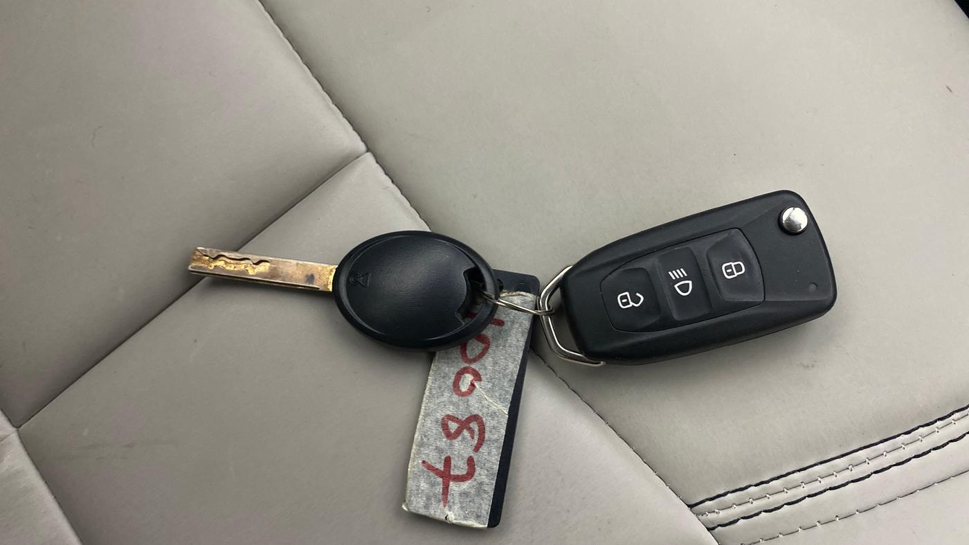2025 Tata NEXON Smart Plus 1.2 Revotron 6 AMT, Petrol, Automatic, 13,411 km, Key Close Up