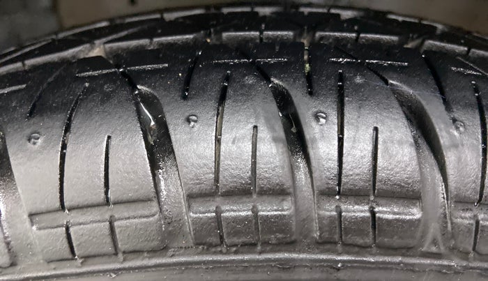 2015 Maruti Swift Dzire VDI BS IV, Diesel, Manual, 98,556 km, Left Front Tyre Tread