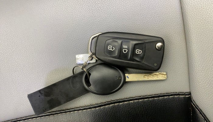 2025 Tata ALTROZ XM PLUS CNG, CNG, Manual, 40,018 km, Key Close Up