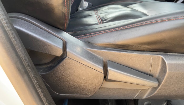 2021 Renault Kiger RXZ MT, Petrol, Manual, 46,377 km, Driver Side Adjustment Panel