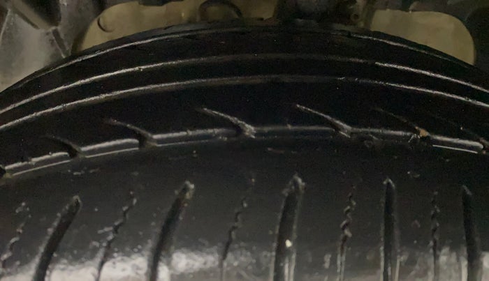 2014 Ford Ecosport TITANIUM 1.0L ECOBOOST, Petrol, Manual, 1,00,191 km, Left Front Tyre Tread