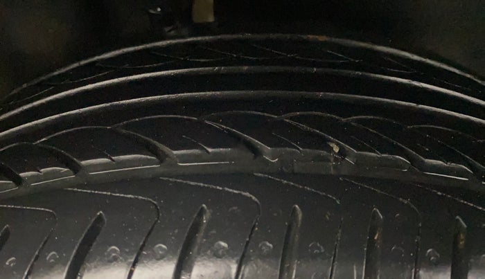 2014 Ford Ecosport TITANIUM 1.0L ECOBOOST, Petrol, Manual, 1,00,191 km, Right Rear Tyre Tread