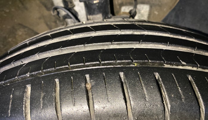 2019 Hyundai Elite i20 MAGNA PLUS 1.2, Petrol, Manual, 60,138 km, Right Front Tyre Tread