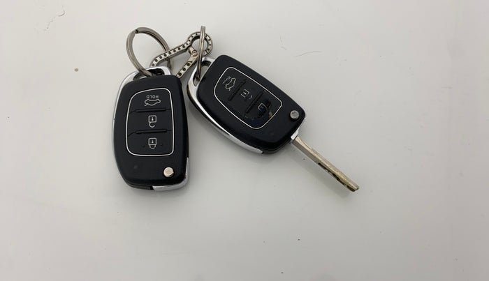 2016 Hyundai Verna 1.6 VTVT SX AT, Petrol, Automatic, 46,469 km, Key Close Up