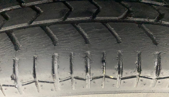 2015 Maruti Swift Dzire VXI, Petrol, Manual, 32,741 km, Left Front Tyre Tread
