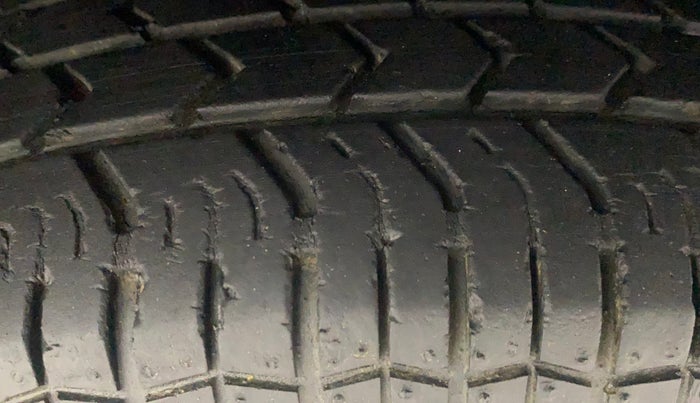 2015 Maruti Swift Dzire VXI, Petrol, Manual, 32,741 km, Right Front Tyre Tread