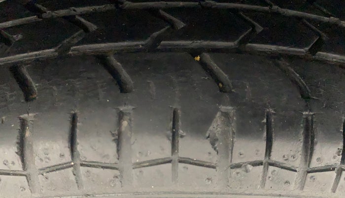 2015 Maruti Swift Dzire VXI, Petrol, Manual, 32,741 km, Right Rear Tyre Tread