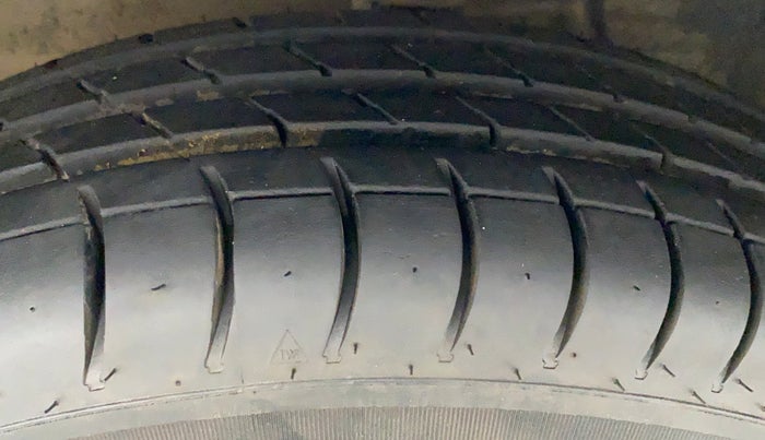 2016 Maruti Alto 800 LXI, Petrol, Manual, 26,057 km, Left Front Tyre Tread