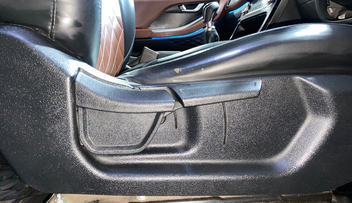 2021 Hyundai ALCAZAR PRESTIGE 2.0 MT 6STR, Petrol, Manual, 41,852 km, Driver Side Adjustment Panel