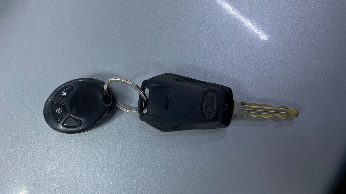 2017 Mahindra Kuv100 K4 5 STR, Petrol, Manual, 79,684 km, Key Close Up