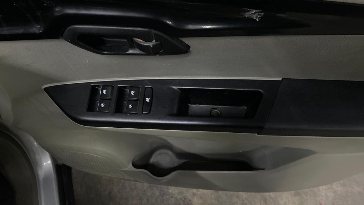2017 Mahindra Kuv100 K4 5 STR, Petrol, Manual, 79,684 km, Driver Side Door Panels Control