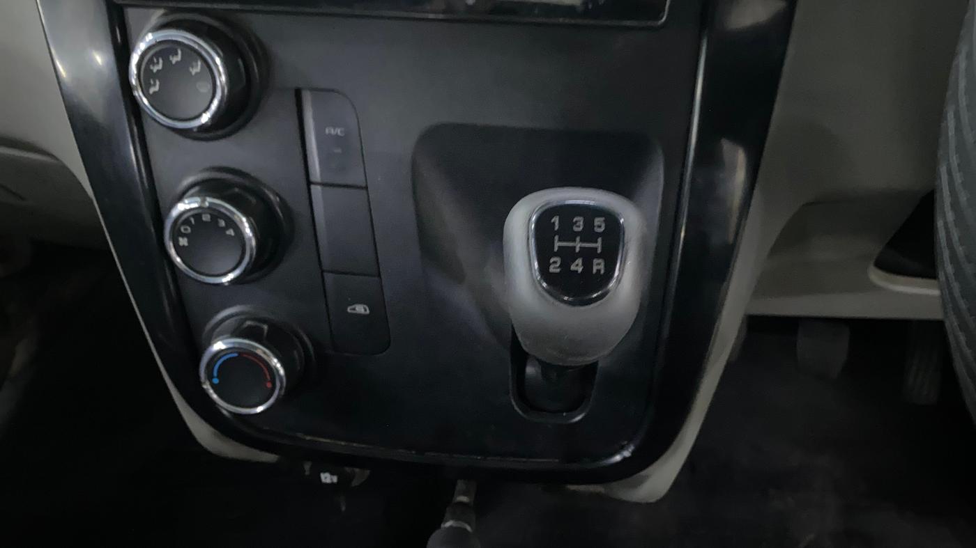 2017 Mahindra Kuv100 K4 5 STR, Petrol, Manual, 79,684 km, Gear Lever