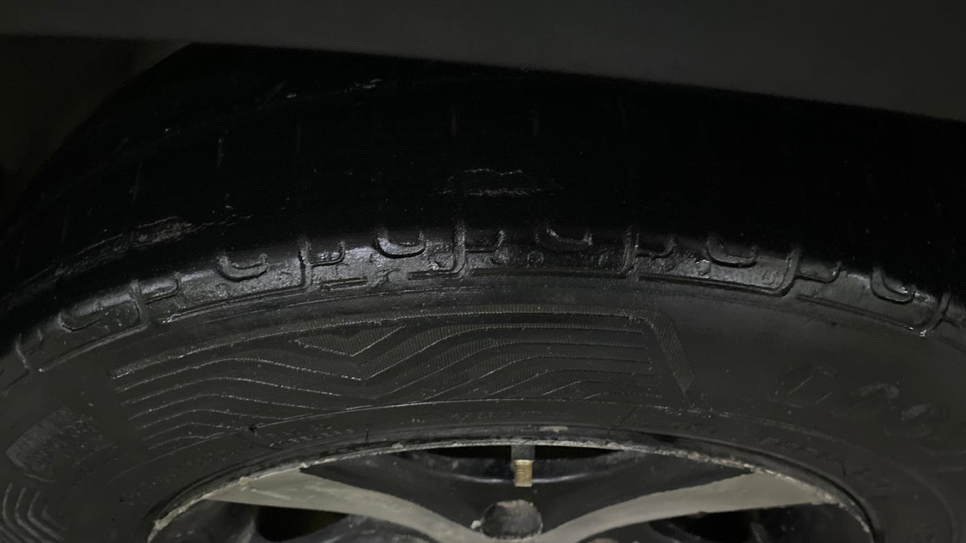 2017 Mahindra Kuv100 K4 5 STR, Petrol, Manual, 79,684 km, Right Front Tyre Tread