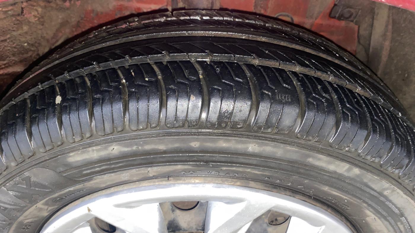 2013 Maruti Ertiga VXI CNG, CNG, Manual, 1,02,537 km, Right Front Tyre Tread