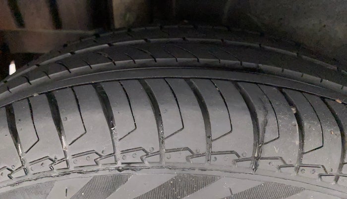 2012 Maruti Swift VXI, Petrol, Manual, 32,556 km, Right Rear Tyre Tread