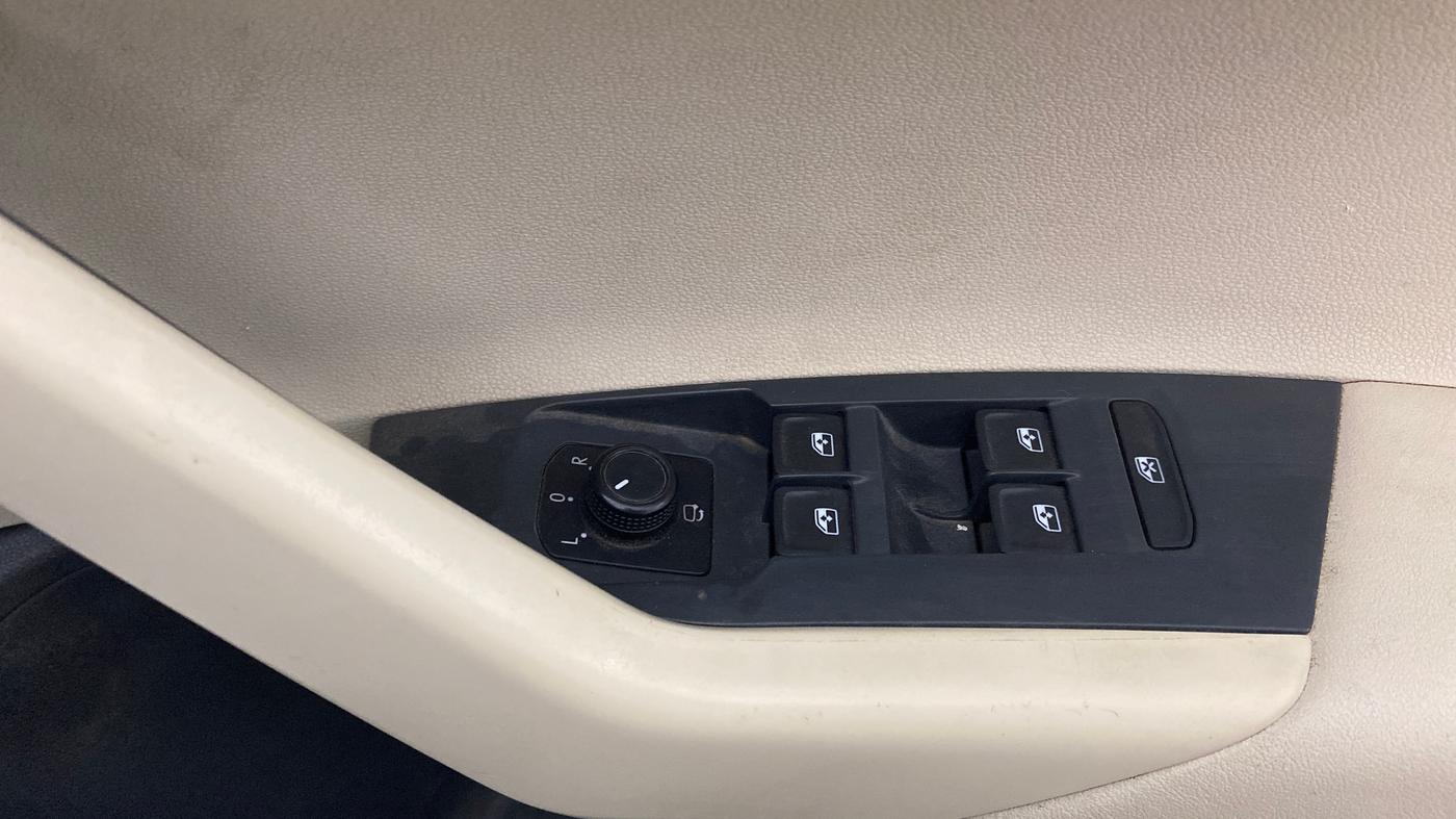 2023 Volkswagen VIRTUS HIGHLINE TSI 1.0 MT, Petrol, Manual, 56,776 km, Driver Side Door Panels Control