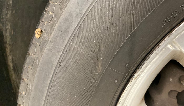 2016 Mahindra XUV500 W8 FWD AT, Diesel, Automatic, 73,924 km, Left front tyre - Minor crack