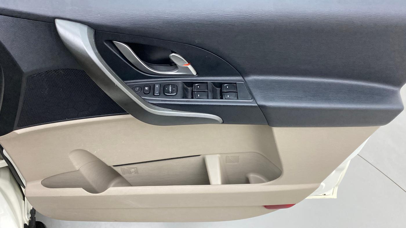 2016 Mahindra XUV500 W8 FWD AT, Diesel, Automatic, 73,924 km, Driver Side Door Panels Control