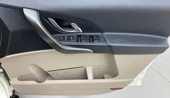 2016 Mahindra XUV500 W8 FWD AT, Diesel, Automatic, 73,924 km, Driver Side Door Panels Control