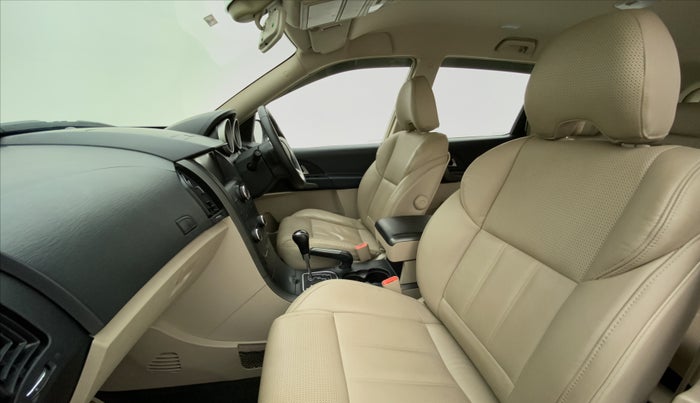 2016 Mahindra XUV500 W8 FWD AT, Diesel, Automatic, 73,924 km, Right Side Front Door Cabin
