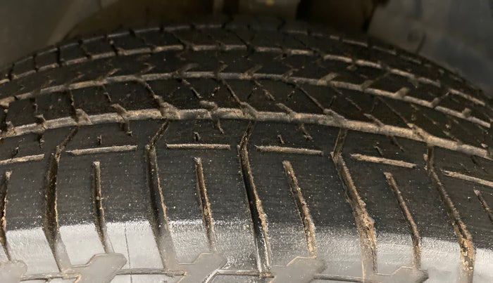 2016 Mahindra XUV500 W8 FWD AT, Diesel, Automatic, 73,924 km, Right Front Tyre Tread