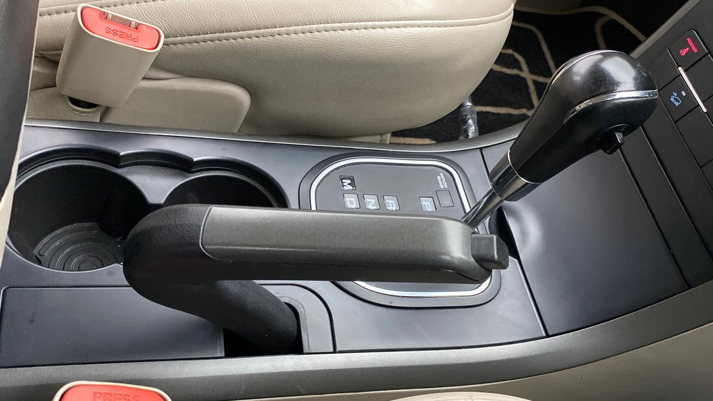 2016 Mahindra XUV500 W8 FWD AT, Diesel, Automatic, 73,924 km, Gear Lever
