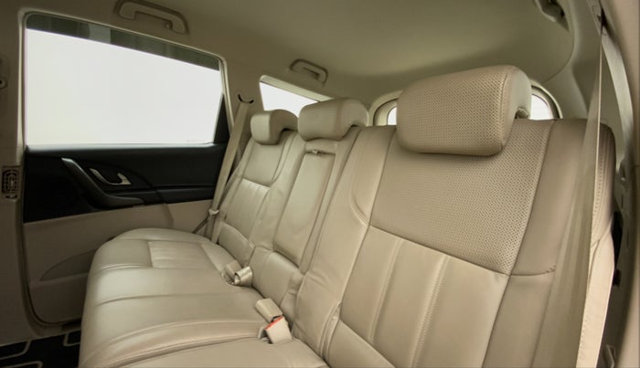 2016 Mahindra XUV500 W8 FWD AT, Diesel, Automatic, 73,924 km, Right Side Rear Door Cabin