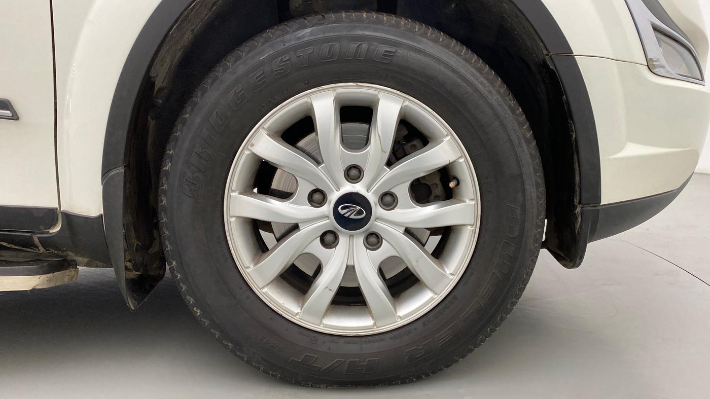 2016 Mahindra XUV500 W8 FWD AT, Diesel, Automatic, 73,924 km, Right Front Wheel