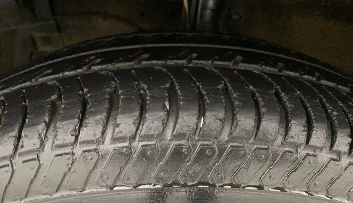 2017 Maruti Swift VXI O, Petrol, Manual, 69,453 km, Left Front Tyre Tread