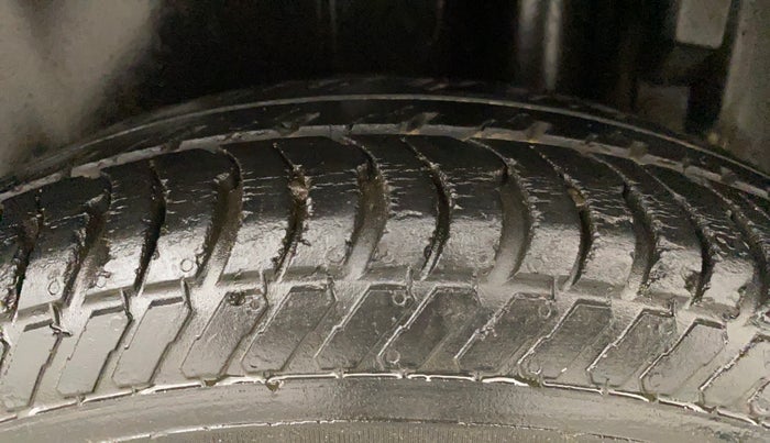 2017 Maruti Swift VXI O, Petrol, Manual, 69,453 km, Left Rear Tyre Tread