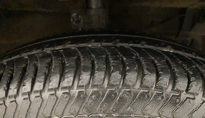 2017 Maruti Swift VXI O, Petrol, Manual, 69,453 km, Right Front Tyre Tread