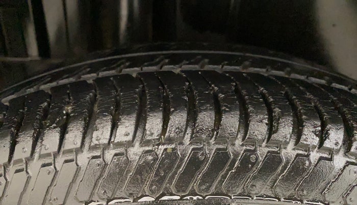 2017 Maruti Swift VXI O, Petrol, Manual, 69,453 km, Right Rear Tyre Tread