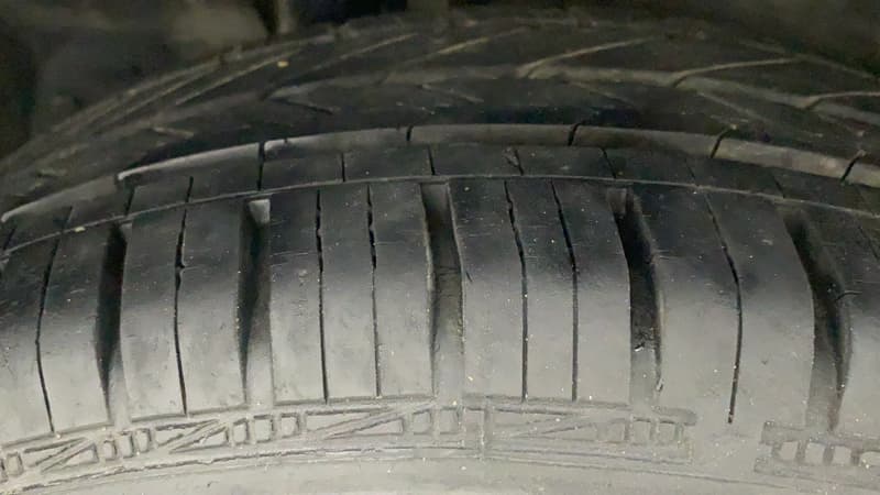 2013 Maruti Ertiga VXI, Petrol, Manual, 24,311 km, Right Rear Tyre Tread