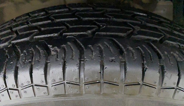 2016 Maruti Swift VXI D, Petrol, Manual, 27,818 km, Left Front Tyre Tread