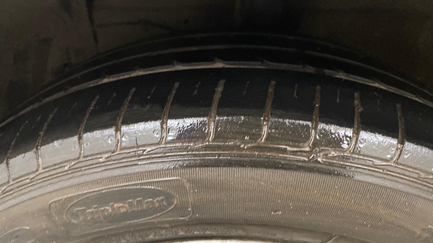 2022 Maruti Ciaz ZETA AT 1.5  SHVS PETROL, Petrol, Automatic, 40,825 km, Left Front Tyre Tread