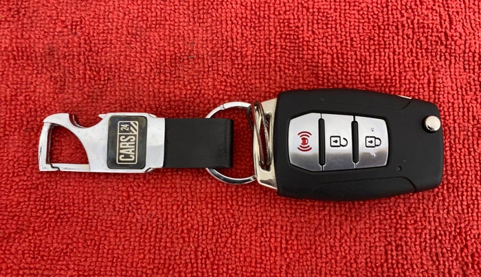 2019 Mahindra XUV300 1.2 W8 OPT, Petrol, Manual, 16,126 km, Key Close Up