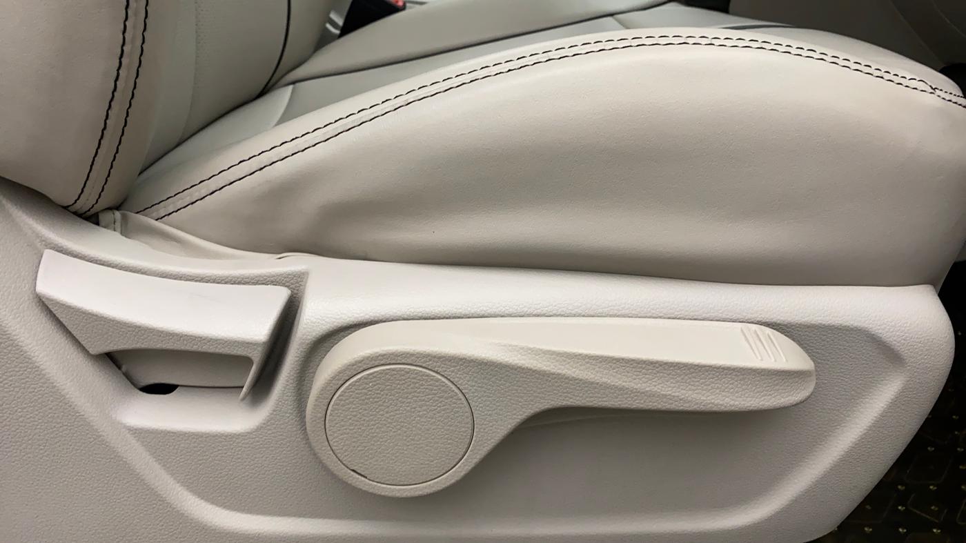 2019 Mahindra XUV300 1.2 W8 OPT, Petrol, Manual, 16,126 km, Driver Side Adjustment Panel