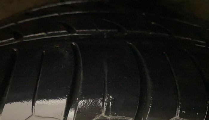 2015 Hyundai Verna FLUIDIC 4S 1.6 VTVT S(O), Petrol, Manual, 1,42,985 km, Right Front Tyre Tread