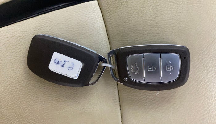 2015 Hyundai Verna FLUIDIC 4S 1.6 VTVT S(O), Petrol, Manual, 1,42,985 km, Key Close Up