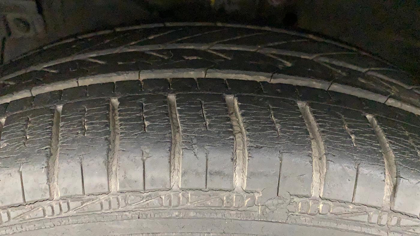 2013 Maruti Ertiga ZDI, Diesel, Manual, 31,944 km, Left Front Tyre Tread
