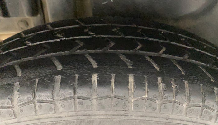 2015 Maruti Swift Dzire LXI, Petrol, Manual, 55,118 km, Right Rear Tyre Tread