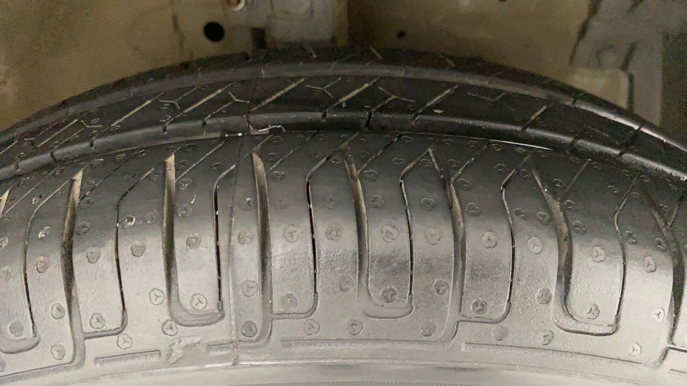 2015 Maruti Swift Dzire LXI, Petrol, Manual, 55,118 km, Right Front Tyre Tread