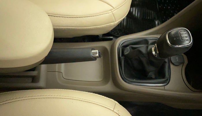 2016 Skoda Rapid AMBITION 1.6 MPI MT, Petrol, Manual, 20,804 km, Gear Lever