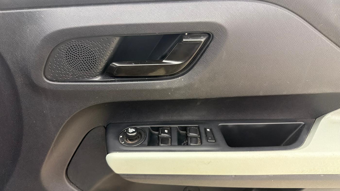 2024 Tata PUNCH Adventure (S), Petrol, Manual, 26,670 km, Driver Side Door Panels Control