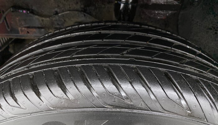 2017 Maruti Vitara Brezza ZDI, Diesel, Manual, 70,483 km, Left Front Tyre Tread