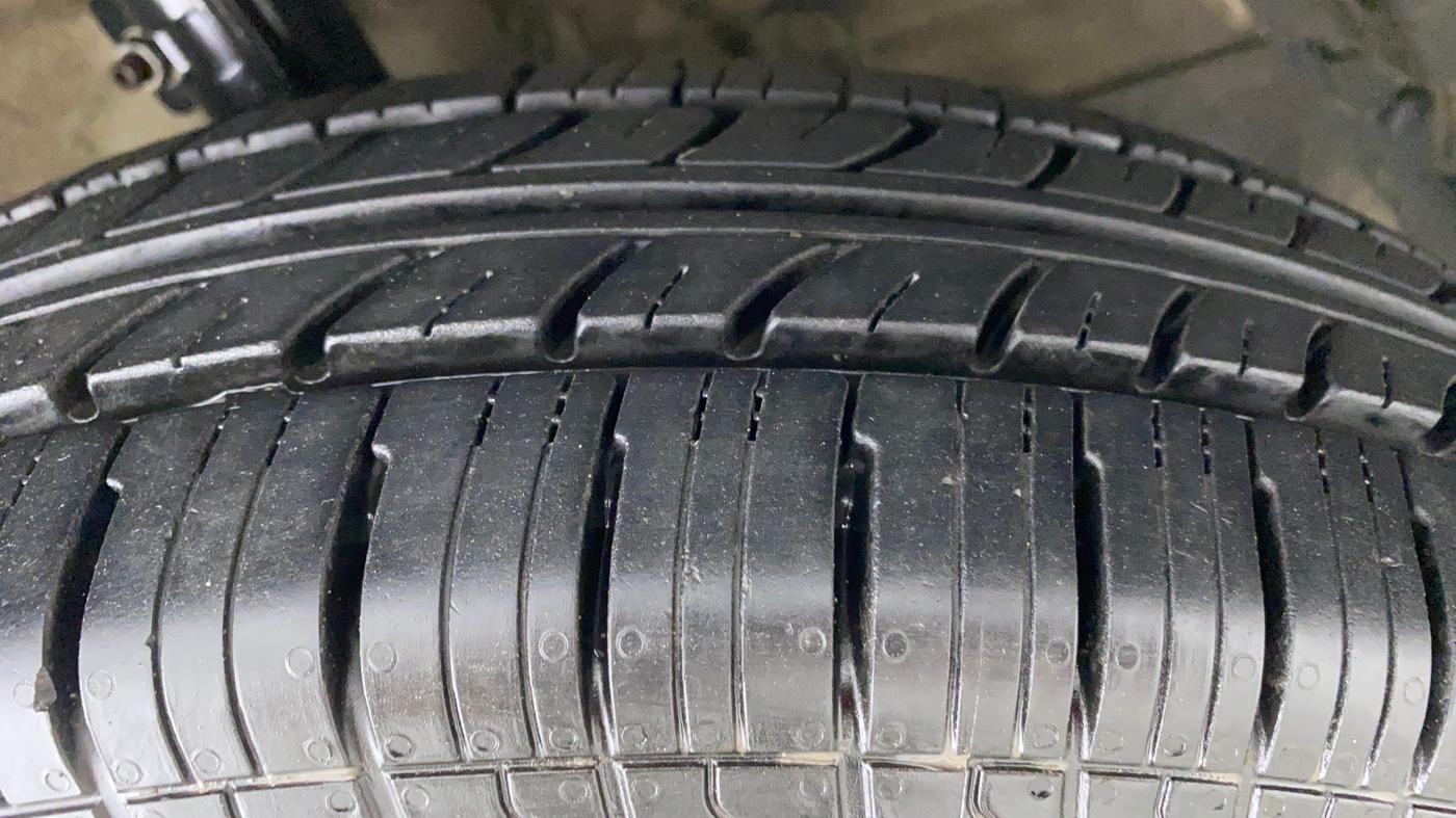 2013 Maruti Swift Dzire VXI, Petrol, Manual, 86,127 km, Right Front Tyre Tread